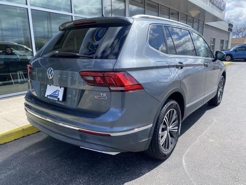 Platinum Gray Metallic 2018 Volkswagen Tiguan 2.0T SEL