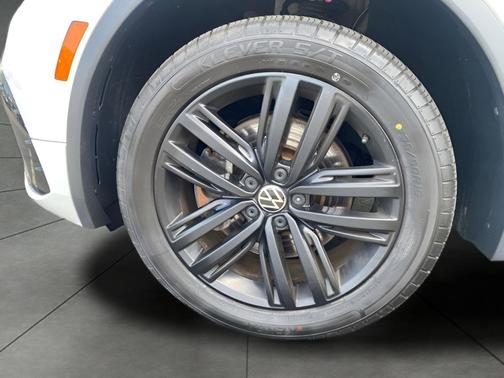 Oryx White Pearl 2022 Volkswagen Tiguan 2.0T SE R-Line Black 4MOTION