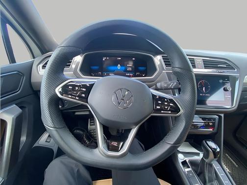 Oryx White Pearl 2022 Volkswagen Tiguan 2.0T SE R-Line Black 4MOTION