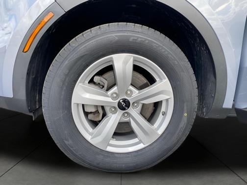 Everlasting Silver 2023 Kia Sorento LX