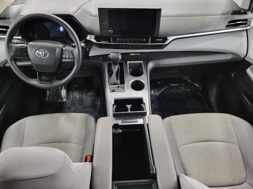 2025 Toyota Sienna LE