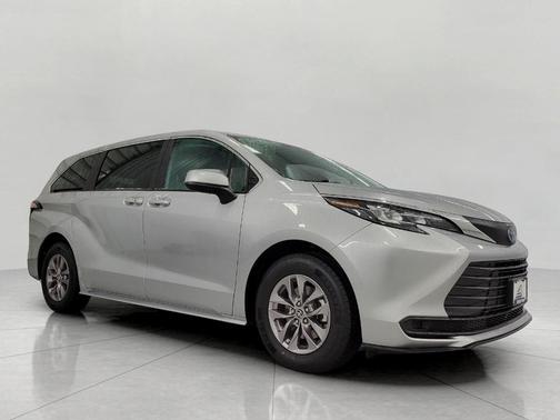 2025 Toyota Sienna LE