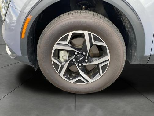 Everlasting Silver 2025 Kia Sportage LX