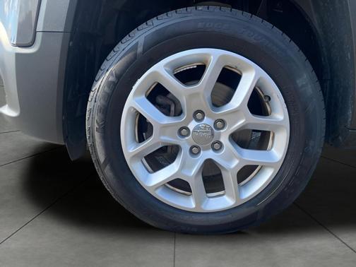 Granite Crystal Metallic Clearcoat 2017 Jeep Renegade Latitude
