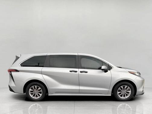 2022 Toyota Sienna XLE