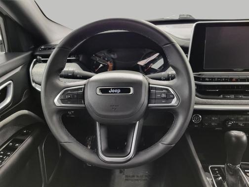 Bright White Clearcoat 2025 Jeep Compass Latitude