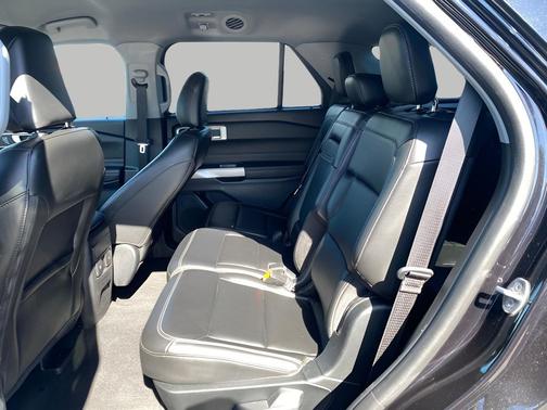 AGATE BLACK METALLIC 2024 Ford Explorer XLT