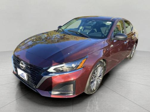 Garnet Pearl Metallic 2025 Nissan Altima SV FWD