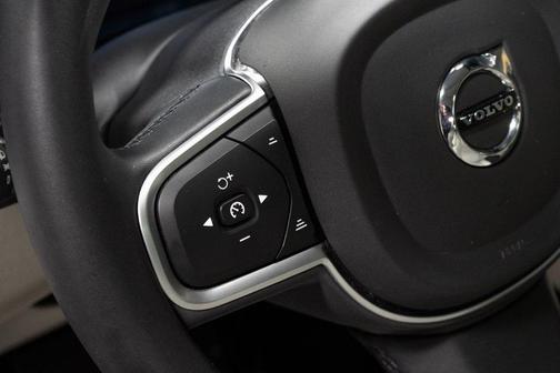 2022 Volvo XC60 B5 Momentum