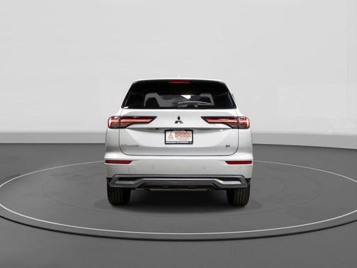 White Diamond 2026 Mitsubishi Outlander SE 1.5T S-AWC