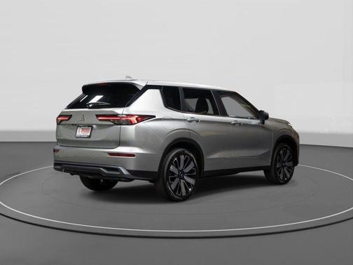 Alloy Silver Metallic 2026 Mitsubishi Outlander SE