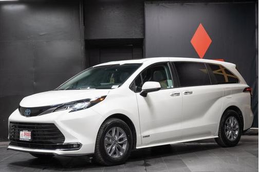 2021 Toyota Sienna XLE 8 Passenger