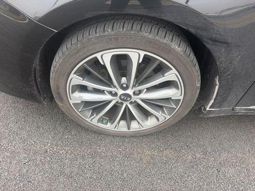 2017 Kia Cadenza Technology