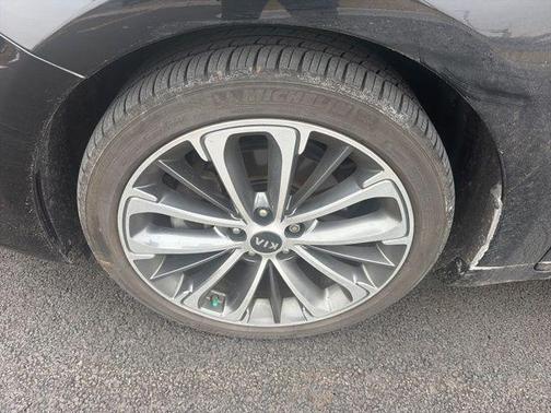 2017 Kia Cadenza Technology