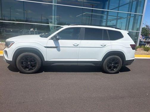 Pure White 2025 Volkswagen Atlas 2.0T Peak Edition