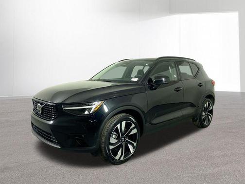 2025 Volvo XC40 B5 Plus Dark Theme