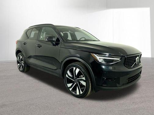 2025 Volvo XC40 B5 Plus Dark Theme