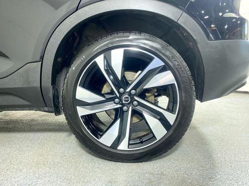 2025 Volvo XC40 B5 Plus Dark Theme