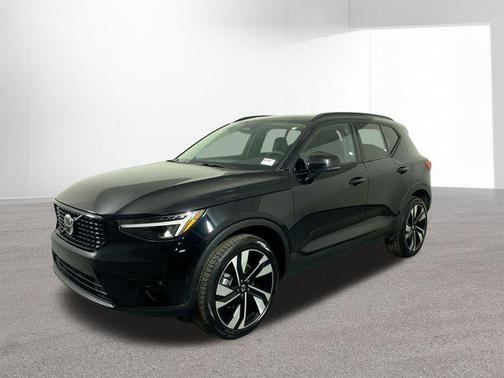 2025 Volvo XC40 B5 Plus Dark Theme