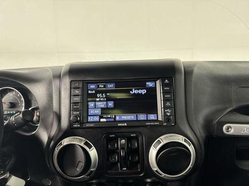 Bright White Clearcoat 2017 Jeep Wrangler Unlimited Sahara