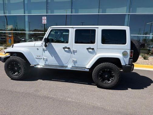 Bright White Clearcoat 2017 Jeep Wrangler Unlimited Sahara