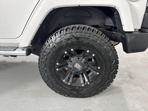 Bright White Clearcoat 2017 Jeep Wrangler Unlimited Sahara