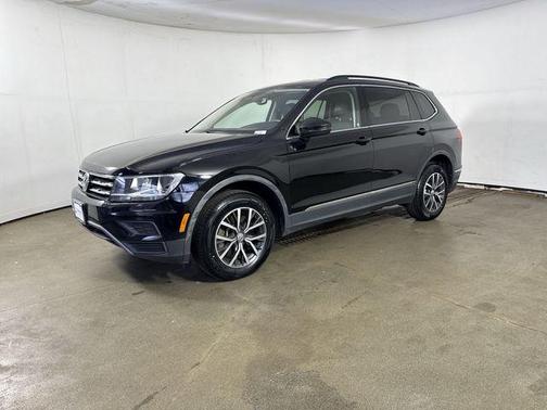 Deep Black Pearl Effect 2020 Volkswagen Tiguan 2.0T SE