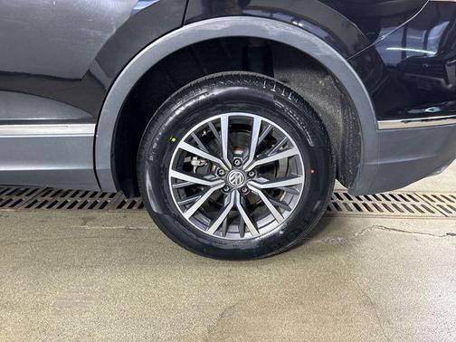 Deep Black Pearl Effect 2020 Volkswagen Tiguan 2.0T SE