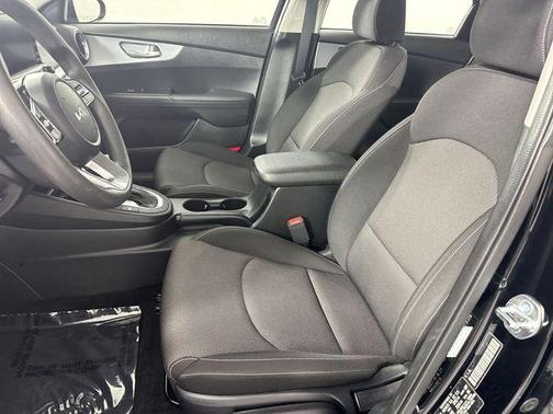 Aurora Black Pearl 2024 Kia Forte LXS