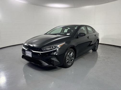 Aurora Black Pearl 2024 Kia Forte LXS