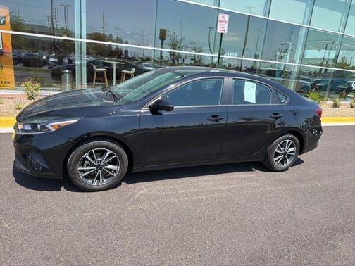 Aurora Black Pearl 2024 Kia Forte LXS