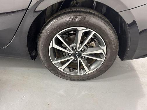 Aurora Black Pearl 2024 Kia Forte LXS