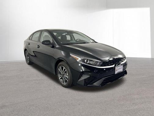 Aurora Black Pearl 2024 Kia Forte LXS