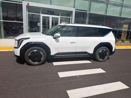 Snow White Pearl 2024 Kia EV9 Land