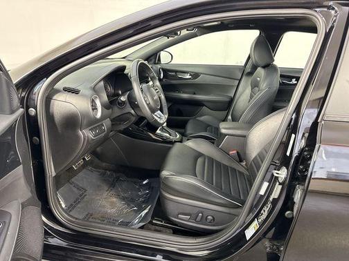 Aurora Black Pearl 2023 Kia Forte GT-Line