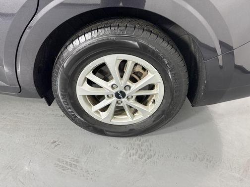 Metal 2024 Kia Carnival LX