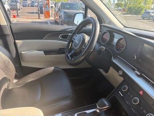 Metal 2024 Kia Carnival LX