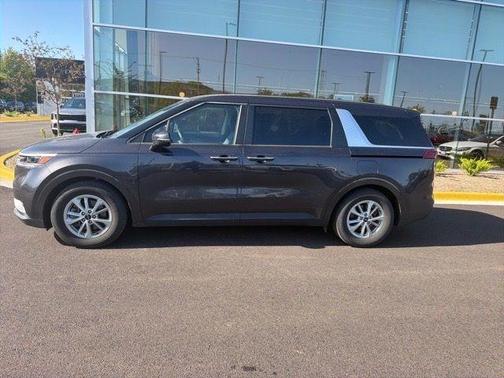 Metal 2024 Kia Carnival LX