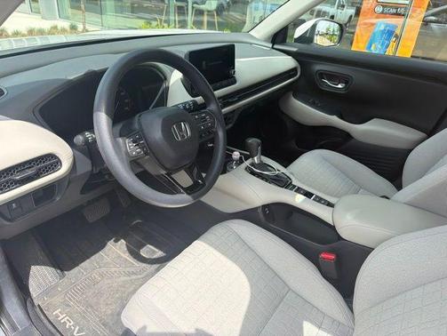 Platinum White Pearl 2024 Honda HR-V LX