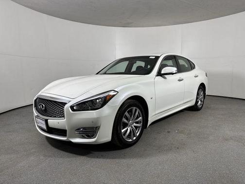 2018 INFINITI Q70 3.7X LUXE
