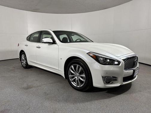 2018 INFINITI Q70 3.7X LUXE