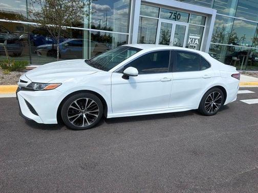 Super White 2018 Toyota Camry LE