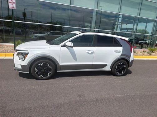 Snow White Pearl 2023 Kia Niro EV Wave