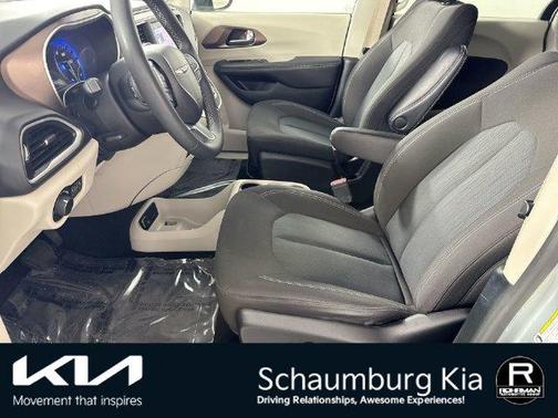 Silver Mist Clearcoat 2023 Chrysler Voyager LX