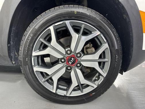 Snow White Pearl 2021 Kia Seltos S