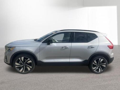 2025 Volvo XC40 B5 Plus Dark Theme