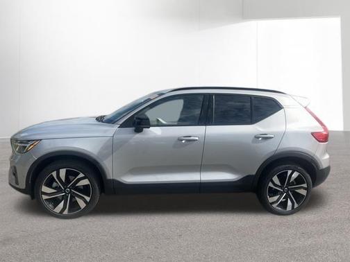 2025 Volvo XC40 B5 Plus Dark Theme