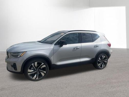 2025 Volvo XC40 B5 Plus Dark Theme