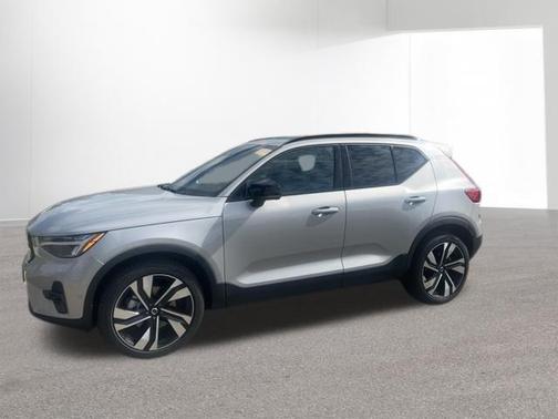 2025 Volvo XC40 B5 Plus Dark Theme
