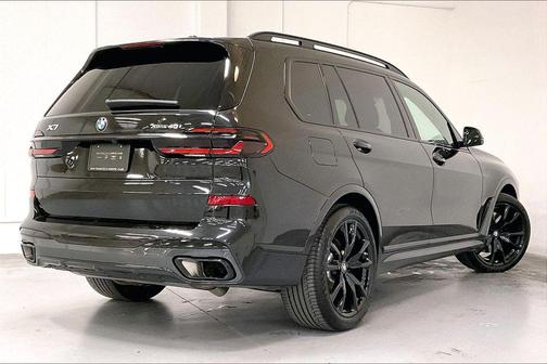 Black Sapphire Metallic 2024 BMW X7 xDrive40i